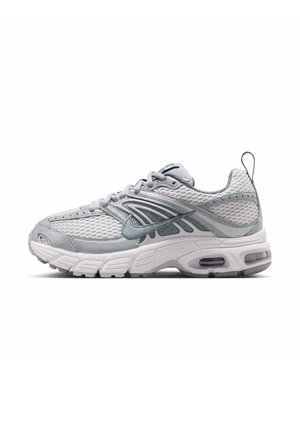 Grå og hvid Nike Air Max sneaker med mesh øvre, synlig luftpolstring i sålen, snøredesign og trækstrop på hælen.