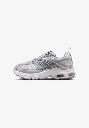 Γκρι και λευκό Nike Air Max αθλητικό παπούτσι με πλέγμα στο πάνω μέρος, ορατή αερόσουστα στη σόλα, σχέδιο με κορδόνια και ταινία έλξης στη φτέρνα.