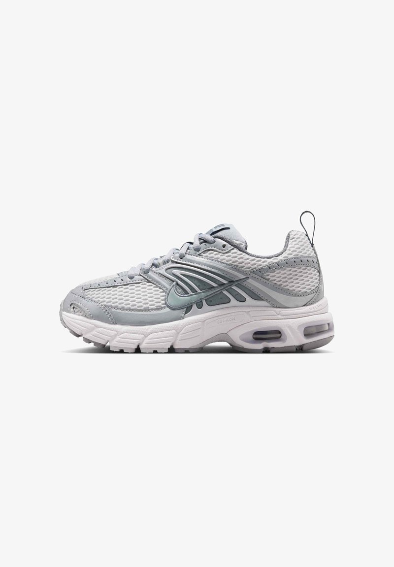 Γκρι και λευκό Nike Air Max αθλητικό παπούτσι με πλέγμα στο πάνω μέρος, ορατή αερόσουστα στη σόλα, σχέδιο με κορδόνια και ταινία έλξης στη φτέρνα.