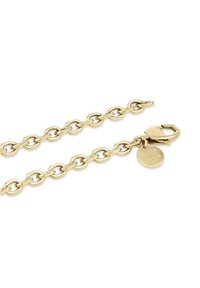 Guld kædearmbånd med sammenkædede ovale former, en solid hummerlås og et lille rundt vedhæng indgraveret med "STUDIOS".