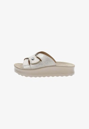 Sandalo beige open-toe tipo slide con suola platform imbottita e cinturino regolabile con finitura metallizzata testurizzata e piccolo dettaglio a bottone.