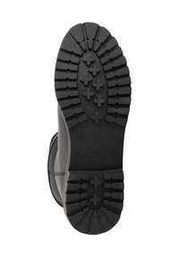 Zool van een zwarte leren laars met een diep profiel en het "Travelin" logo, maat 42 gemarkeerd op de zool, geïsoleerd op een witte achtergrond.