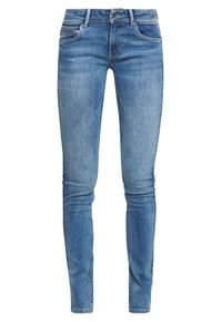 Blå slim-fit jeans med dragkedja fram, knappstängning och femficksdesign, uppvisade mot en vit bakgrund.