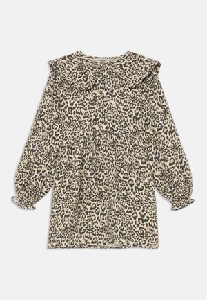 Haljina s uzorkom leoparda s volanom oko vrata, dugim rukavima, elastičnim manžetama i uskim strukom, s bež i crnom kombinacijom boja.