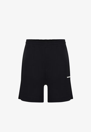 Zwarte shorts met elastische tailleband, klein wit logo op de rechterdij en korte zijopeningen op een effen witte achtergrond.