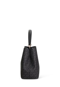 Zwarte bucketbag gemaakt van gestructureerd synthetisch materiaal. Het heeft een afgeronde bodem, een enkele bovenste handgreep en een zilverkleurige sluiting.