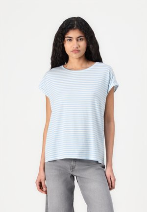 T-shirt rayé bleu clair et blanc avec un col rond et des manches courtes, fabriqué en tissu doux. Porté avec un jean gris clair.