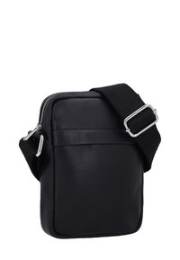 Schwarze Leder-Umhängetasche mit strukturiertem Finish, silbernem Reißverschluss und verstellbarem schwarzem Riemen. Schlichte rechteckige Form mit Vordertasche.