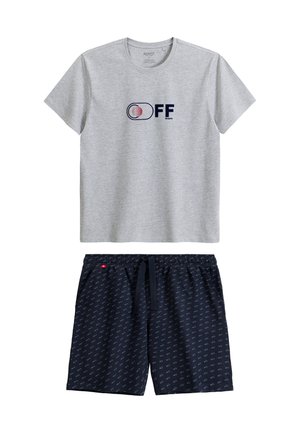 Szary T-shirt z krótkim rękawem z grafiką "OFF" oraz granatowe spodenki w wzory z elastycznym pasem i sznurkiem.