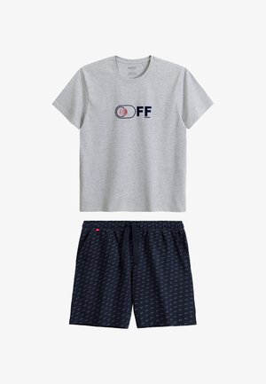 Szary T-shirt z krótkim rękawem z grafiką "OFF" oraz granatowe spodenki w wzory z elastycznym pasem i sznurkiem.