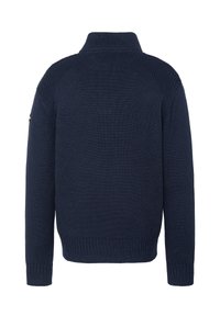 Dunkelblauer Strickpullover mit hohem Kragen, gerippter Struktur an den Schultern und Ärmeln sowie einem glatten Körper. Verfügt über ein kleines Emblem am Ärmel.