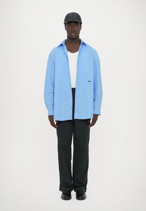 PLEASE STEAM OVERSIZED SHIRT UNISEX - Button-down blouse - light blue