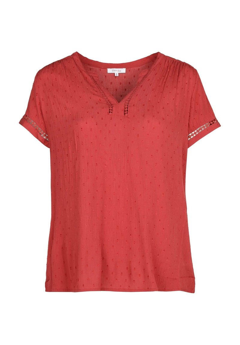 Blouse rouge à manches courtes avec un col en V, en tissu texturé avec des points en relief et des détails en dentelle aux manches.