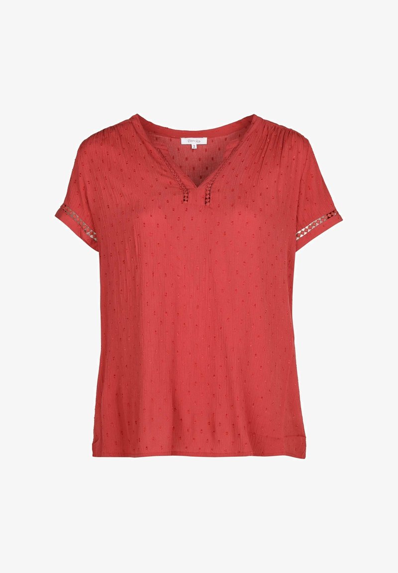 Rode blouse met korte mouwen en een V-hals, gemaakt van een gestructureerde stof met verhoogde stippen en kantdetails aan de mouwen.