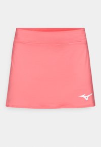 Rózsaszín sport szoknya, rugalmas anyagból, széles derékrésszel és fehér logóval a bal alsó sarokban. Simaság jellemzi, térd felett ér véget.