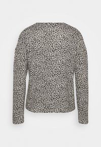 Langsleeve top met een luipaardprint in zwart op een beige achtergrond. Gemaakt van zachte stof met een ontspannen pasvorm en een ronde hals.