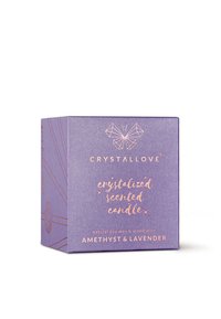 Fioletowe opakowanie dla kryształowej świecy zapachowej. Zawiera złoty napis "Ametyst i Lawenda", wykonana z naturalnego wosku sojowego z drewnianym knotem.