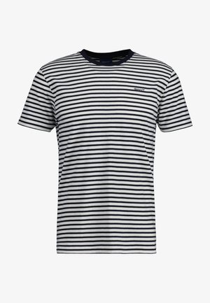 Koszulka w paski w białym i granatowym kolorze, z bawełnianej mieszanki, okrągły dekolt, krótkie rękawy, z małym logo GANT na lewej piersi.