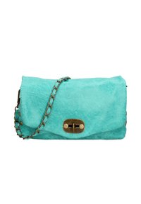 Clutch in suede teal con design pieghevole, dotato di chiusura in ottone e tracolla in catena metallica. Texture liscia con dettagli a rivetti.