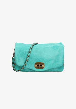 Pochette en daim teal avec un design plié, comportant une fermeture en laiton et une bandoulière en chaîne métallique. Texture lisse avec des accents de rivets.