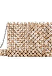 Kopertówka zdobiona koralikami o strukturalnym, prostokątnym kształcie, wykonana z beżowych i kremowych koralików, z srebrnym paskiem na łańcuszku. Teksturowana powierzchnia z wzorem.