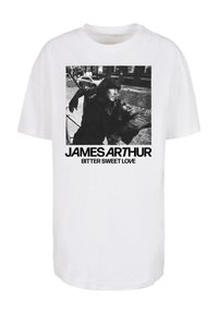 Weißes Baumwoll-T-Shirt mit einem schwarz-weißen Grafikdruck einer Person. Darunter steht: "JAMES ARTHUR BITTER SWEET LOVE."