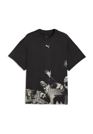 Sort Puma t-shirt med lille hvid Puma-logo og et gråtone-grafik af mennesker og en puma nederst foran.