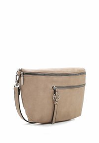 Beige faux læder crossbody taske med dobbelt lynlåslommer, aftagelig rem og hardware i sølvfarve. Glat tekstur.