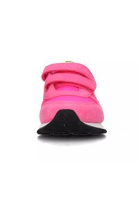 Scarpa sportiva rosa con tomaia in morbido camoscio e rete, doppie cinghie in velcro e suola in gomma nera. Vestibilità regolabile per un comfort ottimale.