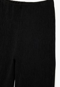 Zwarte, gestructureerde plooibroek met een elastische tailleband, voorzien van verticale ribbels voor extra detail en een gladde, lichte stof.