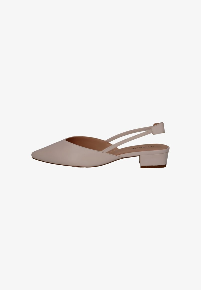 Chaussure slingback beige à bout pointu avec double bride et un petit talon carré, présentée sur un fond blanc.
