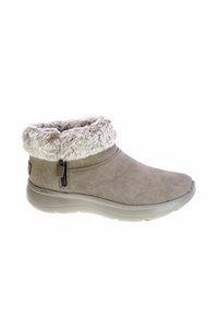 Stivaletti grigi alla caviglia in suede con collare in pelliccia sintetica. Dotati di zip laterale e suola spessa in gomma per il comfort.