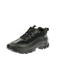 Zwarte robuuste outdoor sneaker met een dikke zool, vetersluiting aan de voorkant en een gevoerde kraag, weergegeven in zij- en voorkant hoeken.