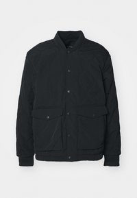 Zwart gewatteerd jack met een geribde kraag, twee voorkruim pockets met drukknopen en elastische manchetten, gemaakt van een gestructureerd materiaal.