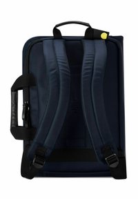 Sac à dos bleu marine avec des bretelles rembourrées, une poignée supérieure et une forme rectangulaire élégante. Présente des bretelles ajustables et des accents matériels minimalistes.