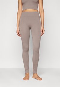 Ribbed, taupe'owe legginsy z wysokim stanem i dopasowanym krojem; gładka faktura, długość do kostek, minimalne detale.