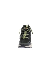 Zwarte wandelschoen van suede en mesh, met groene veters, een gevoerde zool en een versterkte neuskap. Voorkant zichtbaar.