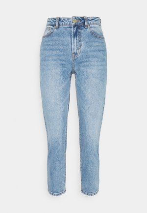 Gaiši zili džinsi ar augstu jostu, taisnu kāju griezumu un nolietotu tekstūru. Iespējot piecas kabatas, kā arī pogu un rāvējslēdzēja aizdari.