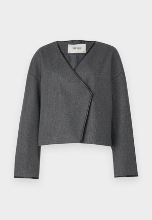 Grau geschnittene Jacke mit Wickeldesign, aus strukturiertem Stoff, mit V-Ausschnitt und langen Ärmel mit schwarzem Besatz.