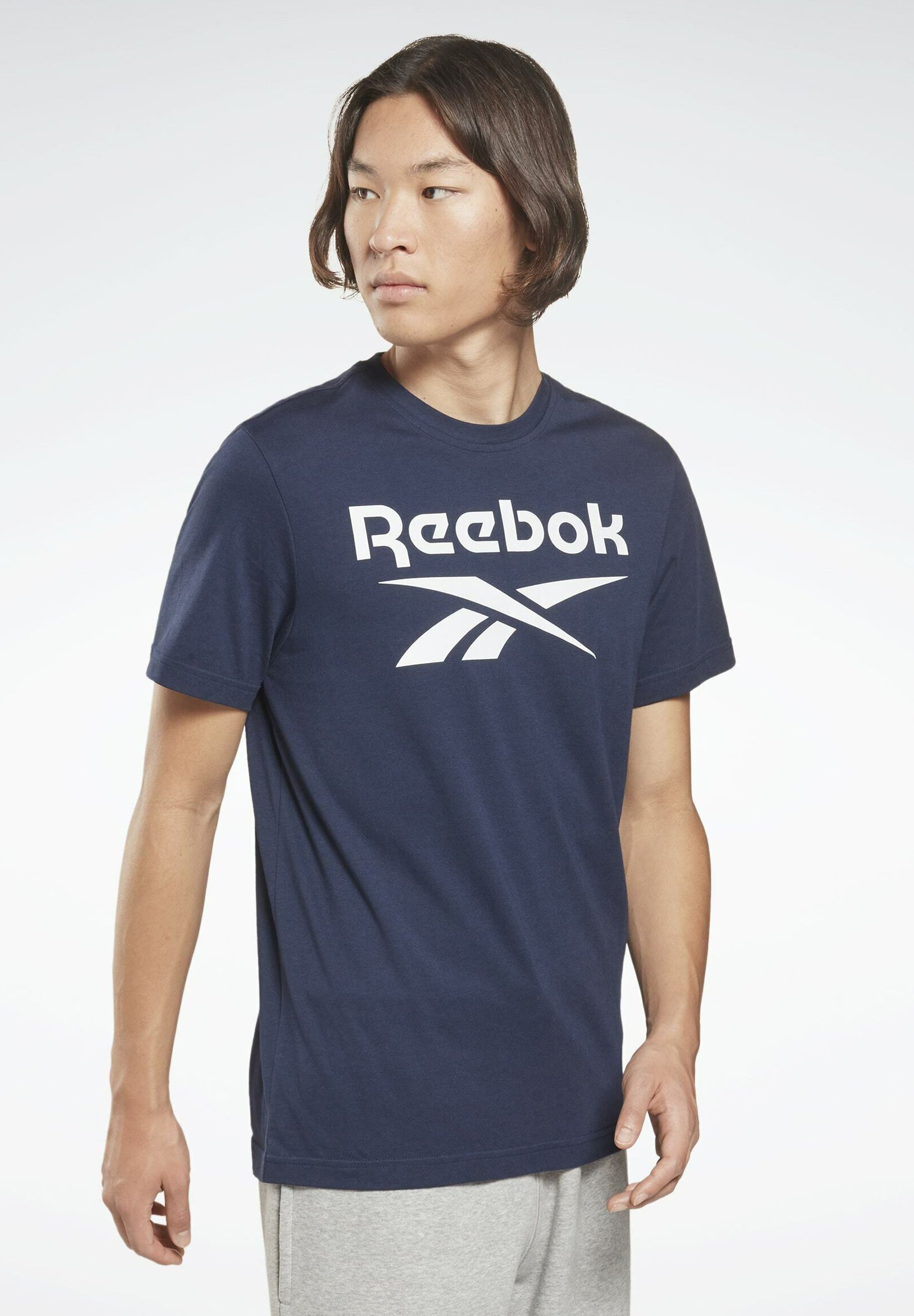 Ropa para estar en casa Reebok Hombre | Camiseta Graphic Series Reebok  Stacked Dynamic Red • Webtech Labels