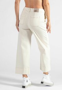 Cache Coeur JILL - Jean flare - beige