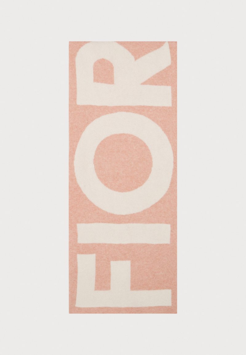 Tapeçaria de parede em tom de rosa suave com letras brancas em negrito a soletrar "FIOR". A superfície tem uma textura suave e um contraste de cor notável.