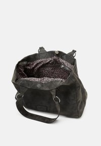 Černá texturovaná taška přes rameno s dvojitými uchy, otevřeným vrchem a růžovým puntíkovaným podšívkou. Obsahuje zipovou kapsu a patentky pro zvýšenou bezpečnost.