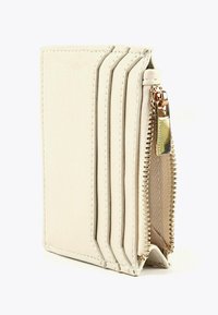 Beige läder kortfodral med fyra vertikala kortfack och en guldfärgad dragkedja på sidan för mynt eller små saker.