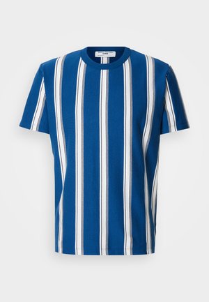 Plava majica s bijelim i tamnoplavim vertikalnim prugama. Ima okrugli izrez i kratke rukave. Izrađena je od mekanog, prozračnog materijala.