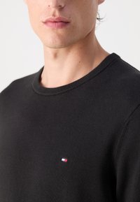 Tommy Hilfiger ESSENTIAL CREW NECK - Jumper - black