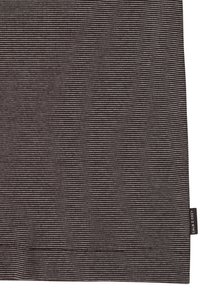 Tessuto a righe caratterizzato da sottili linee bianche e beige su uno sfondo marrone scuro. Texture liscia con un orlo semplice e un piccolo etichetta sul bordo.