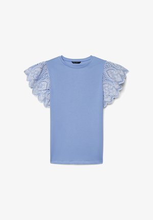 Top blu a maniche corte con scollo rotondo e maniche svolazzanti in pizzo bianco decorativo con motivo paisley.