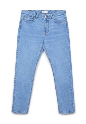 Jeans en denim bleu clair taille haute avec bouton avant, zip, cinq poches et coupe droite, posés à plat sur un fond blanc.