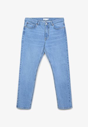 Jeans en denim bleu clair taille haute avec bouton avant, zip, cinq poches et coupe droite, posés à plat sur un fond blanc.